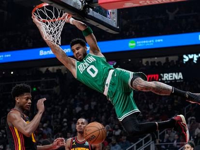 Jayson Tatum, de los Celtics de Boston, tras un mate en el sexto partido de la eliminatoria contra los Atlanta Hawks.