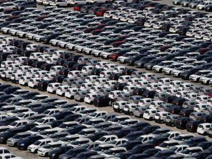 Coches aparcados en una planta de Maruti Suzuki, en Haryana (India), en agosto de 2019.