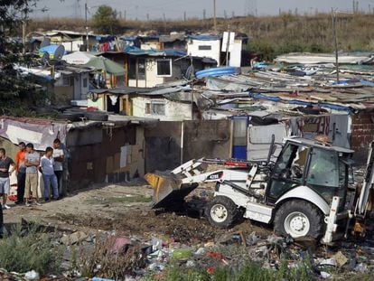 Limpieza en 2011 de un tramo del asentamiento chabolista de la Ca&ntilde;ada Real. 