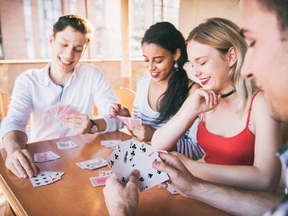 Amigos jugando a las cartas.