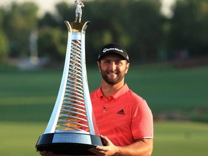 Jon Rahm posa con el trofeo tras ganar el Race to Dubai en Emiratos Árabes.