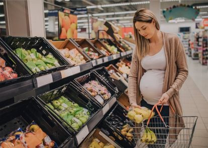 <p>En la actualidad, cuando una mujer cuenta que está embarazada, casi antes de recibir la enhorabuena, tiene que aguantar como le espetan: "Pues se acabó el jamón serrano". Algo que nuestras madres, que pudieron ponerse moradas a jamón serrano durante la gestación, jamás escucharon. ¿Por qué? Porque la ciencia avanza y se revisa continuamente. Ahora se sabe que consumir este alimento durante el embarazo puede contagiar de toxoplasmosis (enfermedad causada por un parásito que puede provocar aborto o malformaciones) al bebé. "No se puede comer jamón ni embutido de la matanza del pueblo porque no se analiza cada parte del animal para comprobar si tiene toxoplasmosis", <a href="https://elpais.com/elpais/2018/02/08/buenavida/1518124380_043303.html" target="_blank">explicó a 'Buenavida'</a> Txantón Martínez-Astorquiza, ginecólogo del Hospital Quirónsalud Bizkaia y presidente de SEGO. Incluso si ha pasado por una cadena de producción controlada por Sanidad, muchos expertos recomiendan congelarlo durante diez días antes de comerlo. </p>