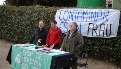 Mesa de petición de firmas contra la contaminación en Torelló.
