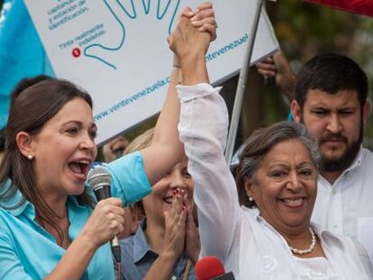 Machado y la candidata Pereira en los Teques este lunes. 