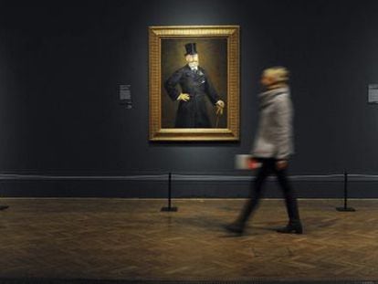 Un hombre junto 'M. Antonin Proust' de Édouard Manet, en el preestreno de la exposición 'Manet: Retratando la Vida' en la Royal Academy of Arts de Londres.