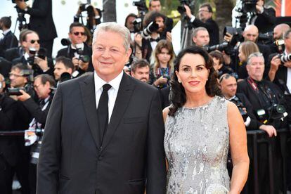 Al Gore y su esposa Elizabeth Keadle posan antes los fotógrafos a su llegada al Festival de Cannes.