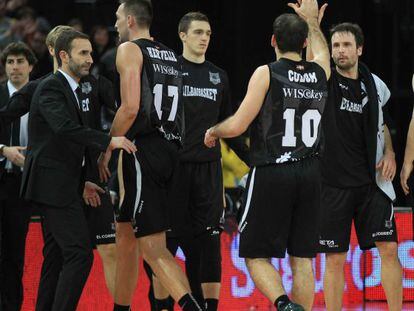 Los jugadores del Dominion Bilbao Basket se felicitan junto a su entrenador Sito Alonso.