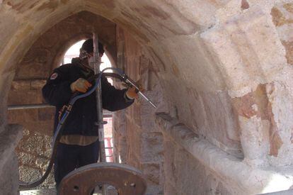 Limpieza de la sillería de la iglesia de San Cipriano.