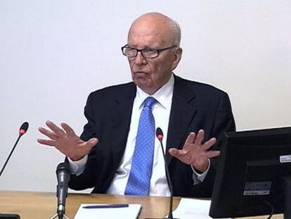Rupert Murdoch ante la comisi&oacute;n que investig&oacute; las escuchas ilegales de su semanario &#039;News of the world&#039;, en Londres, en 2012.