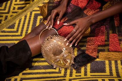 Es el momento de "vender con orgullo el saber hacer y la artesanía africanos en África y en todo el mundo", subrayan los organizadores en la página del evento. "Por encima de todo, la Semana de la Moda de Dakar encarna el espíritu y la audacia de una juventud creativa y dinámica".