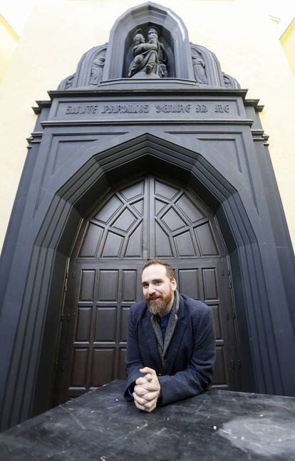 Sánchez Cabezudo posa en la entrada del teatro Abadía de Madrid.