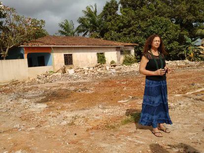 Antônia Melo da Silva, junto a su casa, días antes de que fuese derruida.