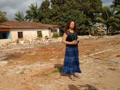 Antônia Melo da Silva, junto a su casa, días antes de que fuese derruida.