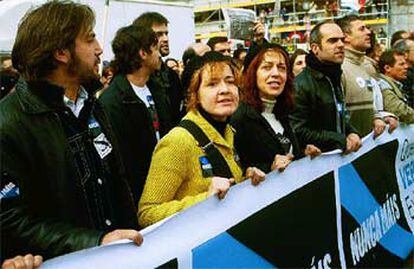 Los actores Javier Bardem, María Pujalte, María Bouzas y Luis Tosar. Abajo, una imagen de la marcha.
