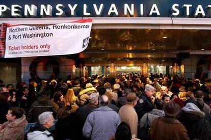 Miles de viajeros utilizan la red de ferrocarriles en la estación de Pensilvania de Nueva York para desplazarse durante la huelga de metro y autobús.