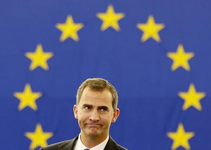 El rey Felipe VI ha instado a los eurodiputados del Parlamento Europeo en Estrasburgo a contar con una España "unida y orgullosa de su diversidad", así como "leal y responsable hacia el proyecto europeo" y "solidaria y respetuosa con el Estado de Derecho". En la imagen, el Rey a su llegada al Parlamento Europeo en Estrasburgo.