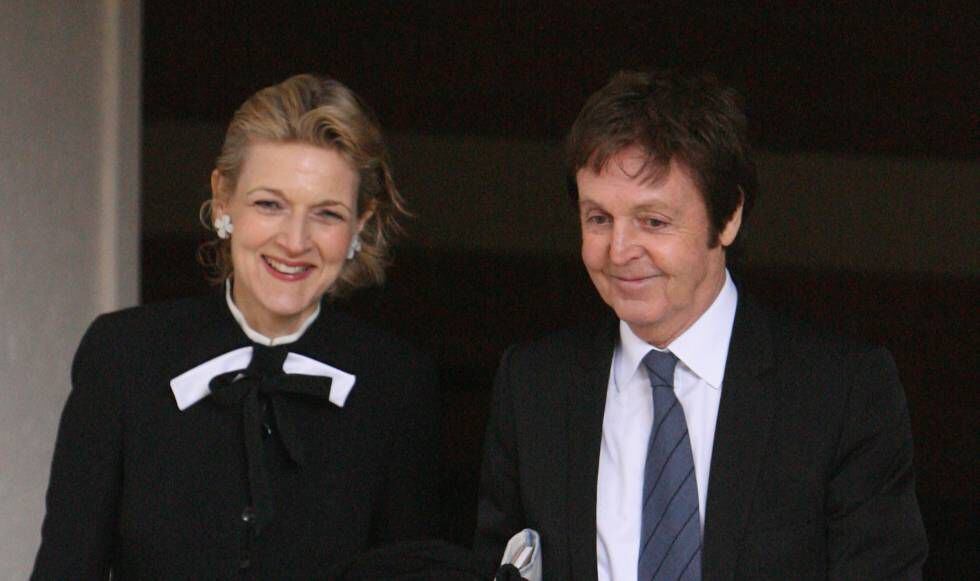 Sir Paul McCartney y Fiona Shackleton saliendo de la Corte de Londres en marzo de 2008.
