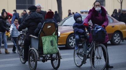 Una madre y su hijo con mascarilla por la contaminación en Pekín el pasado 7 de septiembre.