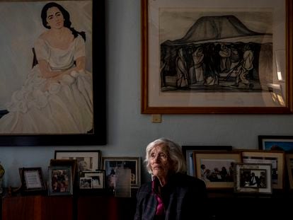 María de Jesús de la Fuente viuda del pintor muralista Pablo  O´Higgins, posa ara un retrato en medio de las pinturas de su esposo en su casa de Coyoacán en Ciudad de México el día 29 de enero de 2020.
