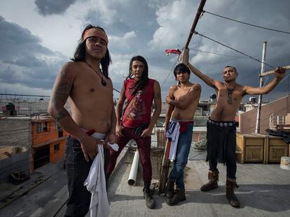 Los hermanos Sandoval, "Los Cogelones", en la azotea de su casa en el municipio de Nezahualcóyotl, el pasado 27 de julio.