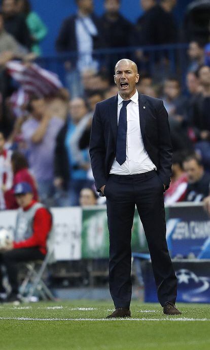 Zinedine Zidane, entrenador del Real Madrid, da instrucciones a sus jugadores.