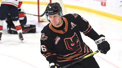 El jugador Luke Prokop durante un partido de la liga de hockey sobre hielo.
