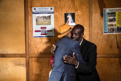 Jean-Bosco Gakwenzire (de espalda) saluda a su antiguo compañero de clase, Pascal Shyirahwamaboko. Jean-Bosco ha perdonado a Pascal de haber formado parte de la milicia que mató a su padre en 1994, durante el genocidio ruandés. La conversación es amistosa. Sonríen. "Hoy en día es mi mejor amigo. Le hice mucho daño, pero me perdonó", declara Pascal Shyirahwamaboko, un campesino de 68 años. A Jean-Bosco le ha costado lo suyo olvidar y perdonar. Al principio, explica, "no me sentía capaz de hablar ni de compartir nada con los responsables de lo que me había pasado. Pero con el tiempo, con la oración, el diálogo se reanudó, poco a poco. Comenzamos a perdonar, a hablar del perdón y a enseñarlo", explica. "Sé que los que han muerto nunca volverán, que lo que perdimos nunca volverá. Me permitió seguir adelante".
