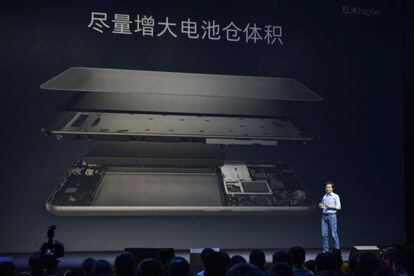 El consejero delegado de Xiaomi, Lei Jun, presenta el nuevo móvil de la compañía.
