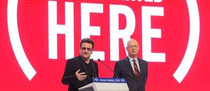El cantante Bono, durante una presentación de (RED), en el foro de Davos.