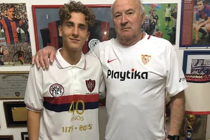 Valentino y Héctor Scotta posan en una imagen cedida por el diario 'La Nación'.