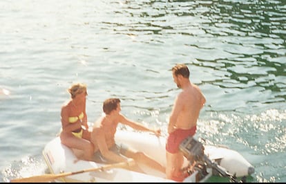 El presidente de la Xunta pasa las vacaciones junto a Dorado en el verano del 95 junto a varios familiares.