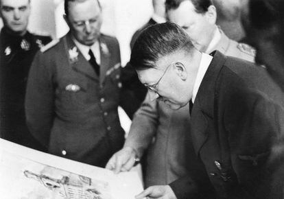 Hitler observa una acuarela en 1944. A su derecha, semitapado, Hermann Göring.