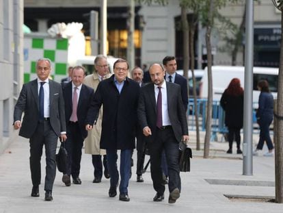 El magnate ruso, Mijaíl Fridman, en el centro sin corbata, a su llegada a la  Audiencia Nacional. 
