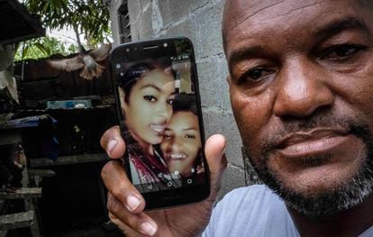 Emilio Roman mostraba, el 1 de julio de este año, una foto de su hijo Yosney, de 26 años, y su hija Mackyanis, de 24 años, que fueron sentenciados por sedición a 10 años de cárcel, luego de participar en las protestas del 11J.