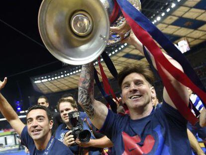 Messi levanta la copa junto a Xavi.