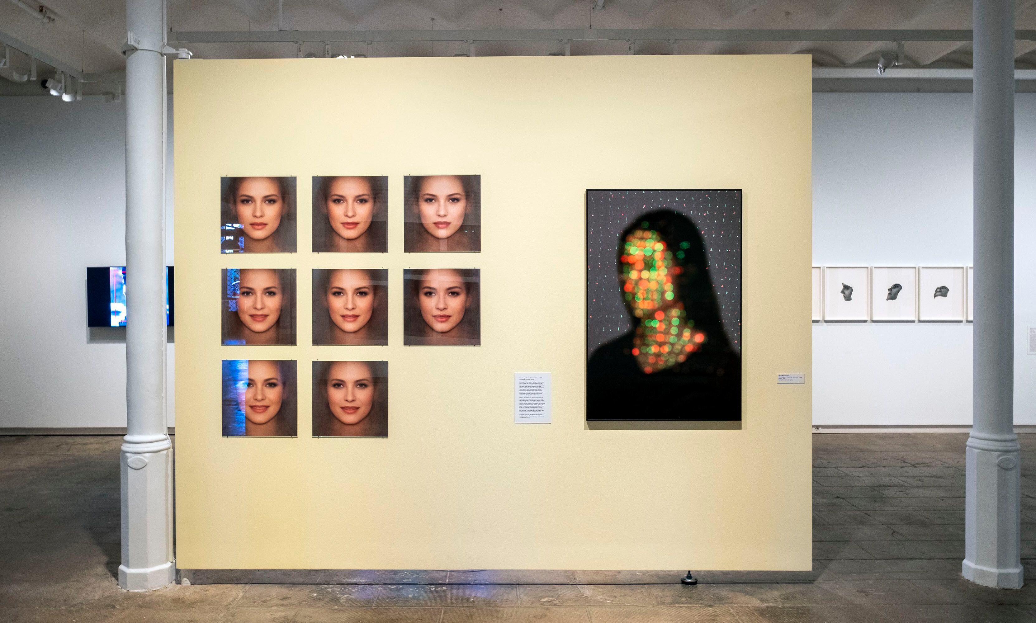 Dos de las obras de la exposición 'Face control' de Foto Colectania.