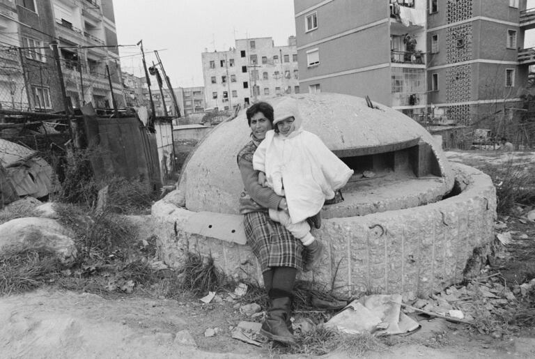 Una mujer posa con su hija junto a un búnker en 1997.
