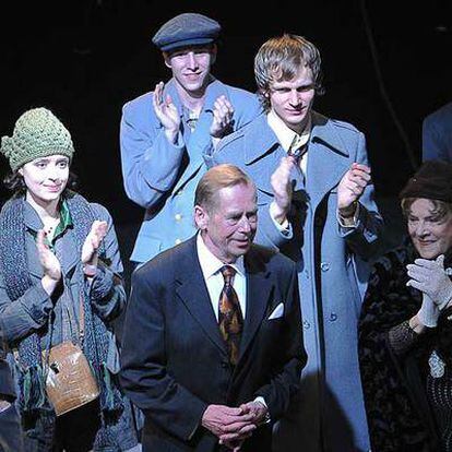 Los actores de <i>Retirándose</i> aplauden a Václav Havel, el jueves después del estreno de la obra en Praga.