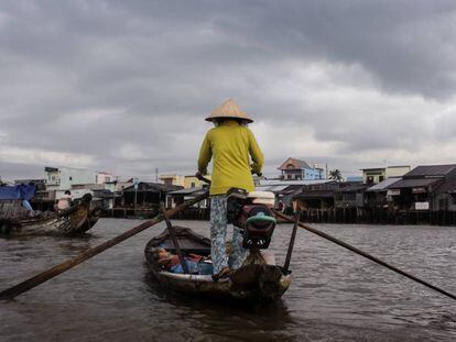 Una mujer vietnamita rema a lo largo del r&iacute;o en el delta del Mekong.