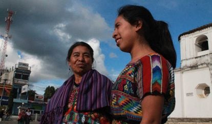 En sus canciones, Sara Curruchich habla de las enseñanzas de su madre, del respeto por la naturaleza y de la memoria de los pueblos mayas.