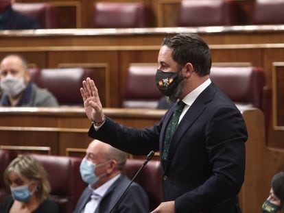 El presidente de Vox, Santiago Abascal, interviene desde su escaño.