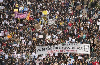 Los estudiantes de secundaria protestan contra la ley Wert por las calles de Barcelona.