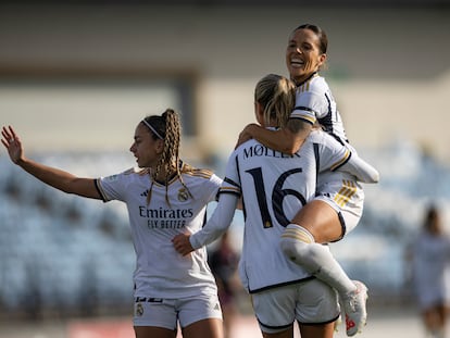 Jugadores del Real Madrid celebran un gol durante un partido de la Liga F, en el estadio Alfredo Di Stéfano de Madrid.