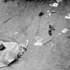 El cuerpo de un guardia civil en el atentado contra un Land Rover en la esquina de las calles de Juan Bravo y Príncipe de Vergara de Madrid, tras el atentado de ETA que costó la vida a cinco personas el 25 de abril 1986.