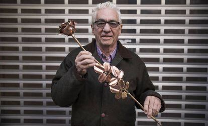 Juan Carlos Pallarols, el pasado domingo en Madrid con una de las rosas que crea con balas de la guerra de las Malvinas y de la guerra civil espa&ntilde;ola. 