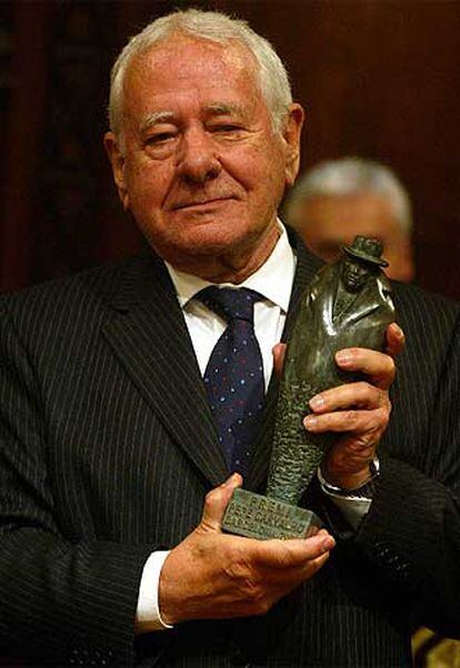 Francisco González Ledesma recibe el premio ayer.