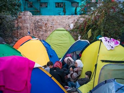 No hay lugar seguro: Las mujeres refugiadas en las islas griegas viven constantemente con miedo