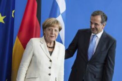 La canciller Angela Merkel, junto al primer ministro griego, Antonis Samaras.