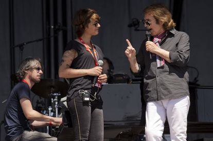 Raphael, con la cantante Vega ensaya antes del concierto.