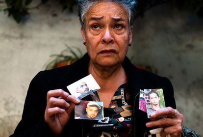 Mar&iacute;a Herrera Magdaleno muestra las fotos de sus cuatro hijos desaparecidos en los a&ntilde;os 2008 y 2010. Pep Companys